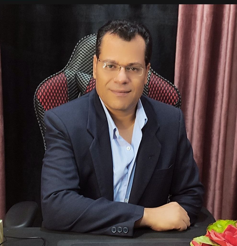 الباحث مصطفى ديرب مؤسس أكاديمية الطاووس خبير علم الفراسة